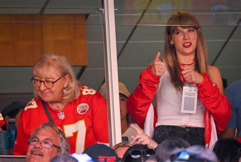Travis Kelce Shares Rare Insight Into Romance With Taylor Swift ‘were Happy News And Gossip
