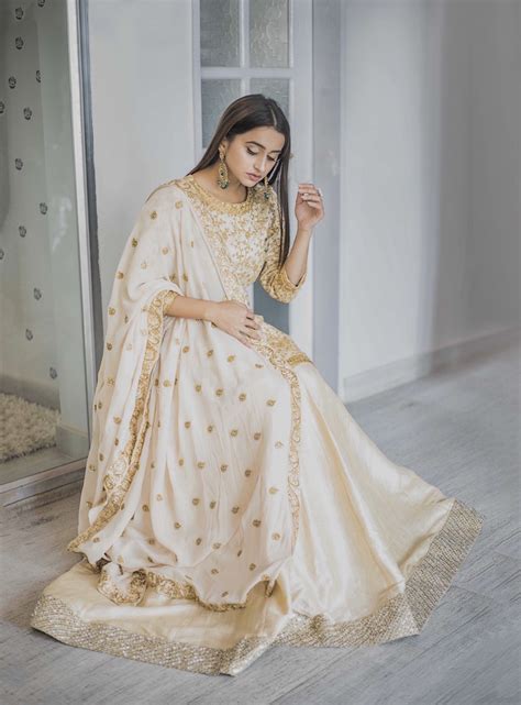 Indian wedding dresses 2017 facebook for brides these bridal dresses are designed by indian designers so that on wedding day girls could make their … indian bridal wear choli designs collection. 6 Best Websites for Renting Indian Wedding Dresses ...