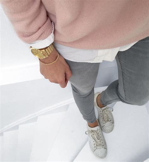 La première chose qu'on pense c'est de changer la couleur de nos cheveux, et puisque la couleur grise est la tendance cette année. stan-smith-jean-gris | Jean gris, Pantalon gris femme ...
