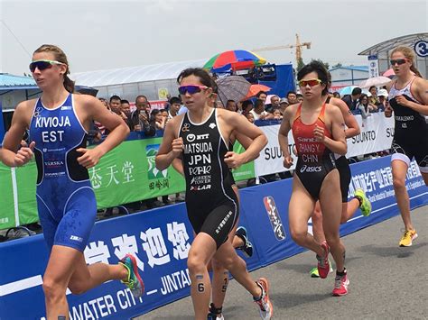 Triathlon ）は、 水泳 ・ 自転車ロードレース ・ 長距離走 の3種目を、この順番で連続して行う耐久競技であり、 1974年 アメリカ で初開催された比較的新しい スポーツ である。. 日本トライアスロン連合（JTU） on Twitter: "【ITUトライアスロン ...