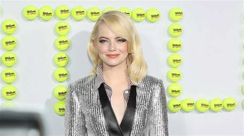 I genitori sono jeff e krista, e ha un fratello se le persone possono gestire questa sorta di output e input attraverso i social media, allora buon per loro. Emma Stone biondissima alla première de La Battaglia dei Sessi