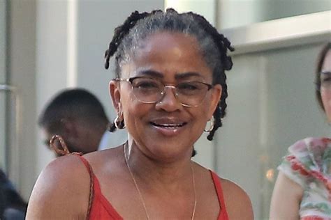 Meghan Markles Mom Doria Ragland Steps Out At Beverly Hills Art Show