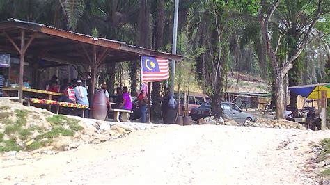 Jika anda merancang untuk ke sana, anda harus melalui jalan ke cameron highland melalui simpang pulai sehingga terjumpa papan tanda kecil menunjuk arah simpang masuk ke pusat rekreasi lubuk. Pusat Rekreasi Lubuk Timah, Simpang Pulai | D_08