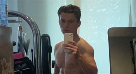Tom Holland Bares His Six Pack Abs In Mirror Selfie Shirtless Tom