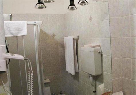 Ogni camera è dotata di bagno privato con doccia, comodi letti, smart tv, connessione internet, biancheria, asciugacapelli e linea cortesia. Camera Superior Matrimoniale / Doppia con Letti Singoli ...