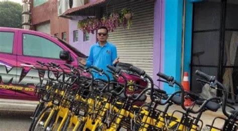 Setelah bersih om ke 3 ini menjilati dan mengucek ngucek memey anak 15 tahunnn ini dan nurul menjambak jambak rambut om ke 3. Bapa Gigih Kayuh Basikal Hantar Anak ke Sekolah. Sekali ...