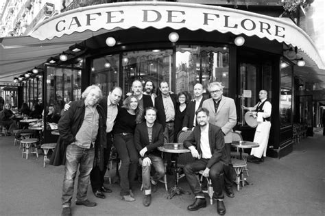 Cuenta los destinos paralelos de jacqueline, madre de un niño en los años sesenta en parís, y de antoine, un dj de éxito recién divorciado en el montreal artistas turismo parís cartel cafe de flore poster publicidad carteles antiguos art deco. Euro Latin News.com