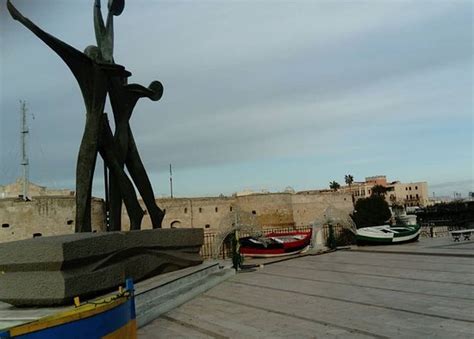 Sie suchen eine karte oder den stadtplan von taranto vecchia und umgebung? Monumento al Marinaio d'Italia (Taranto) - Aktuelle 2020 ...