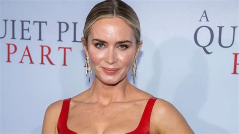She was born in london but became a naturalized american citizen in 2015. Emily Blunt's 'A Quiet Place Part II' Premiere Dress Is ...