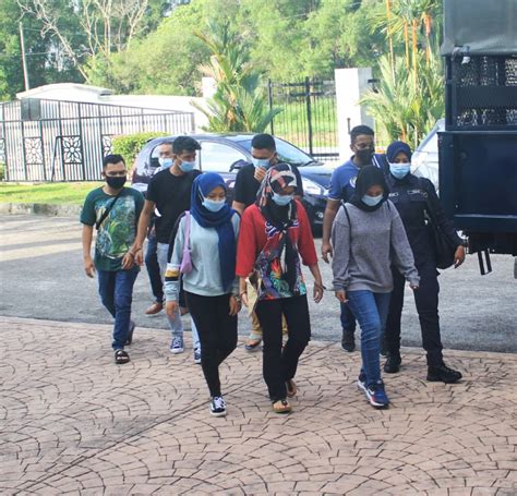 Jūs varat atrast sīkāku informāciju par magistrate court (mahkamah majistret) vietnē www.kehakiman.gov.my. Tipu 'MC', 3 pekerja kilang dipenjara 5 hari, denda ...