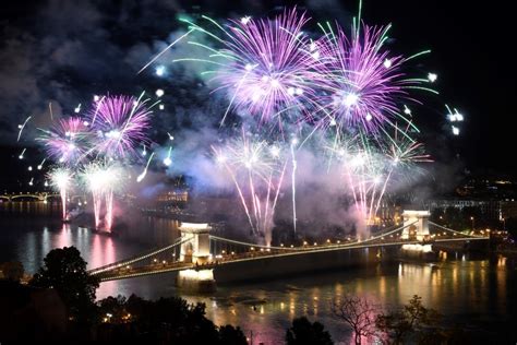 Egy régi kis katolikus ünnepből, szent istván napjából és a szent. Augusztus 20. - Ünnepi tűzijáték Budapesten (fotók) - alon.hu