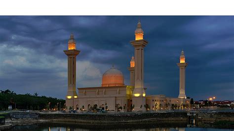 It is a royal mosque named after, and built in memory of, the sultan of selangor's late grandmother. Kumpulan Senireka