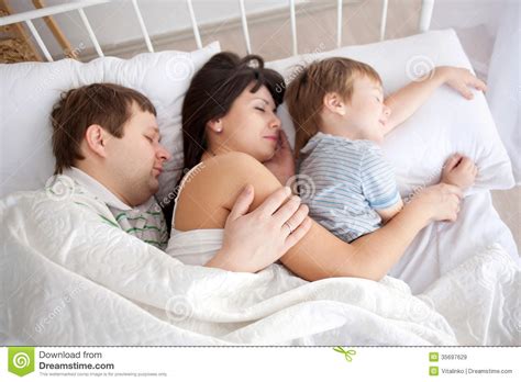 Familia Feliz Que Abraza Y Que Duerme Imagen De Archivo Imagen De