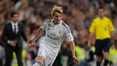 Martin ødegaard (born 17 december 1998) is a norwegian professional footballer who plays as an attacking midfielder for premier league club arsenal, on loan from la liga club real madrid. Martin Ødegaard makes his full Real Madrid debut almost *2 years* after signing | JOE.co.uk