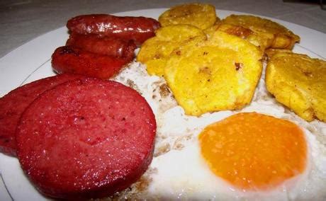 Uno de los platos típicos dominicanos por excelencia servidos especialmente en navidad, son los pasteles en hoja. Salami y longaniza… desayunos dominicanos… - Paperblog