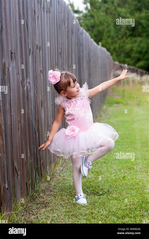 Child Ballet Pose Hi Res Stock Photography And Images Alamy