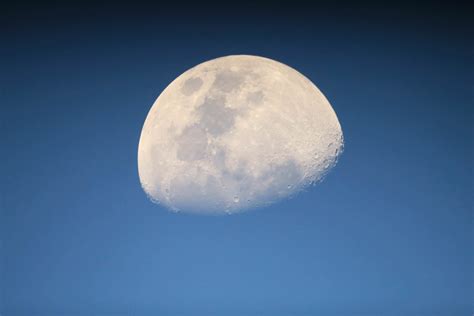 Daylight Moon Rastrophotography