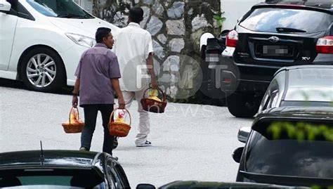 Laporan dari news straits times, petugas polisi terlihat membawa beberapa kotak dari kediaman najib di pavilion residences. Bukan polis Sentul di rumah Najib | Free Malaysia Today (FMT)