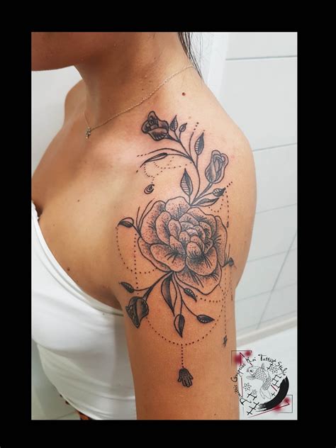 shoulder tattoos with flowers