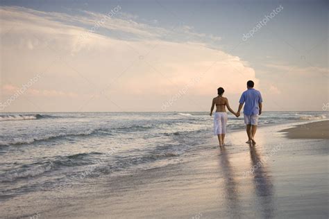 Pareja Caminando En La Playa — Foto De Stock © Iofoto 9499174