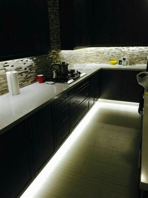 Whichever you want to do, under cabinet lighting can add a new dimension to your kitchen aesthetics. Under cabinet lighting and task lighting | Led cocina ...