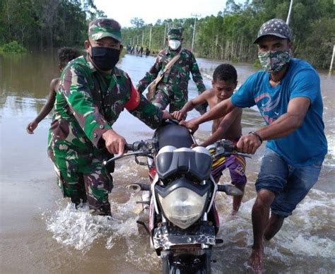 Keindahan alam trans papua suasana keindahan alam kawasan gunung botak papua silahkan kunjungi juga jalan menuju. Anggota Koramil 1707-17 Bersama Polsek Bupul Bantu Pengendara Terjebak Banjir di Jalan Trans ...