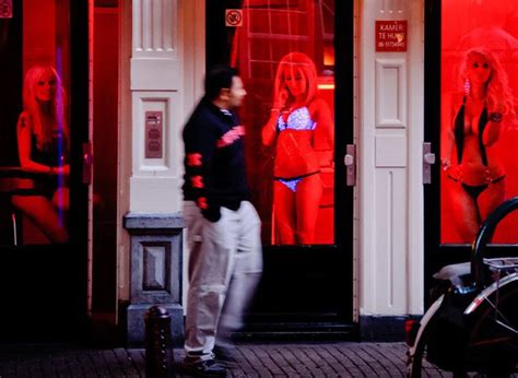 Zona Roja Amsterdam Prohibirá A Los Turistas Mirar Directamente A Las Prostitutas