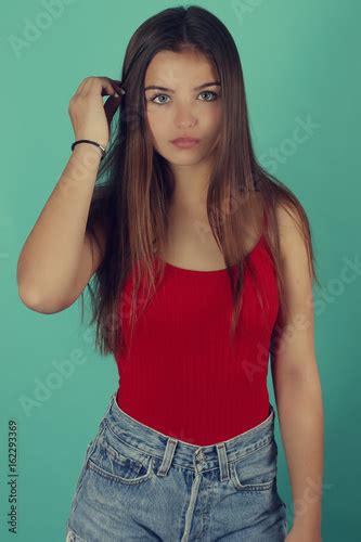 belle adolescente posant sur un fond bleu photo libre de droits sur la banque d images