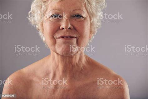 머리와 어깨 선임 Female 성년 여자에 대한 스톡 사진 및 기타 이미지 성년 여자 인체 70 79세 Istock