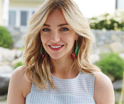 Abby Elliott Star Of Bravos Odd Mom Out On Growing Up In Wilton And