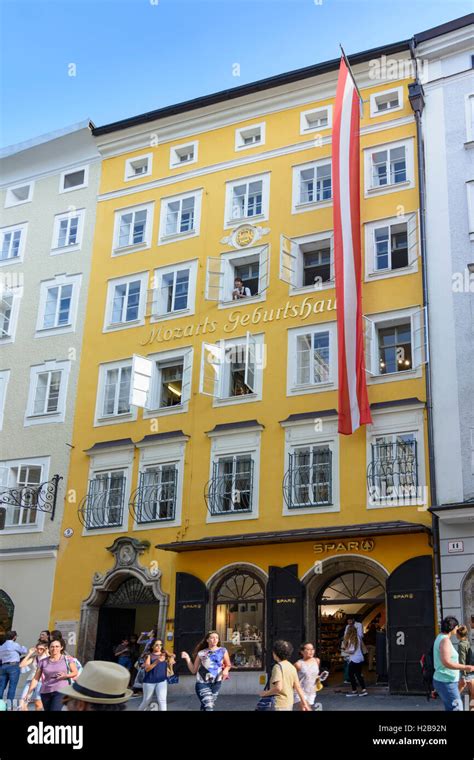 Mozarts Birthplace In The Getreidegasse 9 Hi Res Stock Photography And