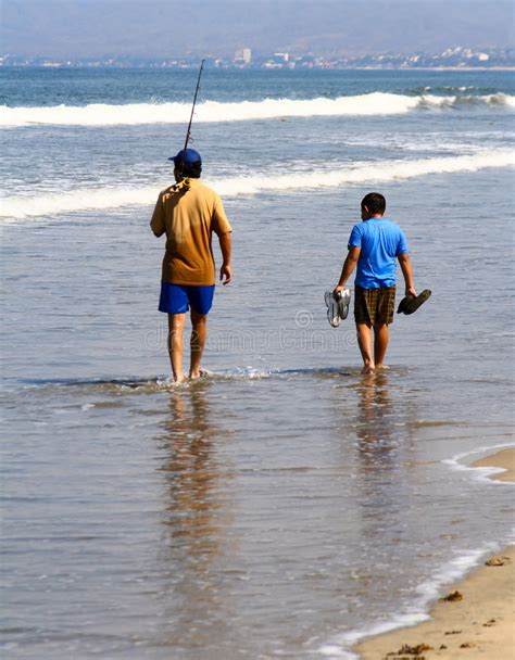 490 Padre E Hijo En La Pesca De La Playa Fotos De Stock Fotos Libres