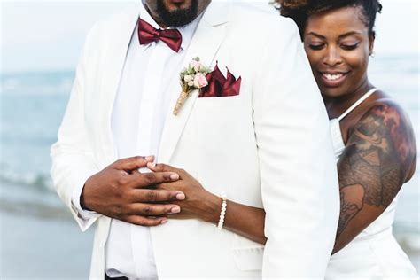 couple afro américain se marier sur une île photo gratuite