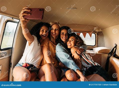 cuatro hermosas amigas tomando selfie en una camioneta durante un viaje por carretera mujeres