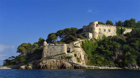 The fort de brégançon is a medieval fortress, located 35 metres (115 ft) above sea level on an islet off the french mediterranean coast, connected by a short causeway to the mainland. Fort de Brégançon : une piscine pour le couple Macron