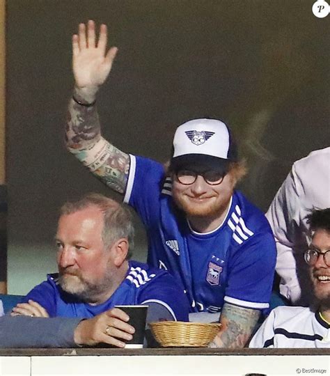 The post sees the singer doing keepy uppy's in the new ipswich town. Ed Sheeran encourage l'équipe d'Ipswich Town lors d'un ...