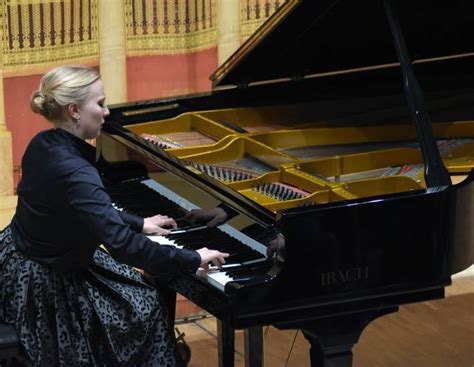 Nadia Singer Fasziniert Am Piano
