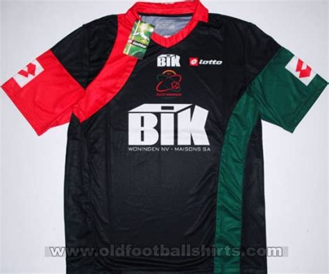 Jun 10, 2021 · onder deze noemer verenigt sv zulte waregem zestien partnerclubs van gewestelijk en interprovinciaal niveau om zich samen voort te ontwikkelen op en naast het veld. Zulte-Waregem Away football shirt 2008 - 2009.