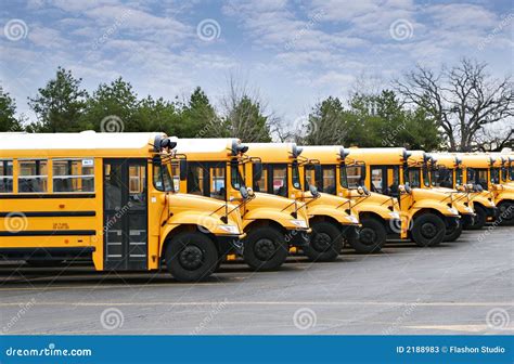 Línea De Autobuses Escolares Imagen De Archivo Imagen De Megabus