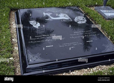 This Is The Gravestone Of Anna Nicole Smith And Her Sone Daniel Wayne