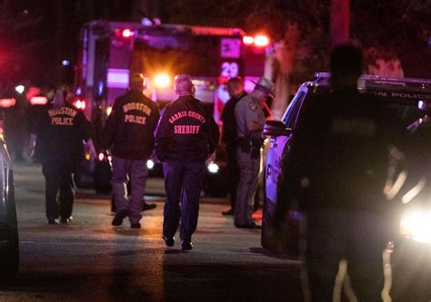 Houston Police 5 Officers Hurt In Shooting 2 Suspects Dead Bloomberg