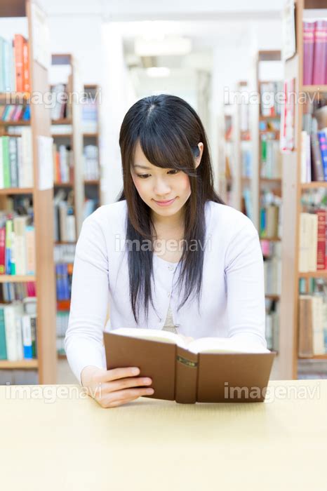 【図書室で本を読む若い女性】の画像素材31192115 写真素材ならイメージナビ
