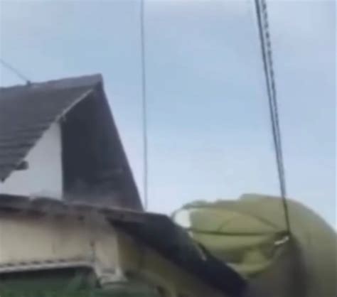 Viral Momen Penerjun Payung Tni Mendarat Di Atap Rumah Warga Parasut