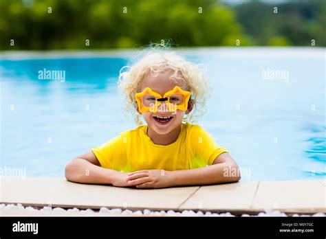 Kind Mit Brille Im Pool Blond Gelockten Jungen Zu Lernen Im Freibad