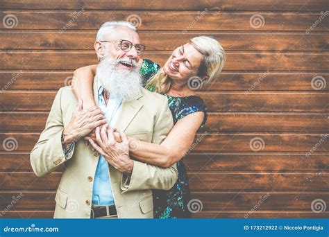 una coppia di anziani felici che si diverte all aperto persone matte che ridono e si divertono