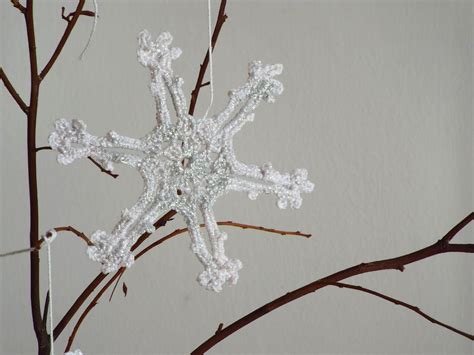 Qui in foto ne vedete uno applicato a un pacchetto regalo, come ornamento. Fiocchi di Neve all'Uncinetto | Alluncinetto.it