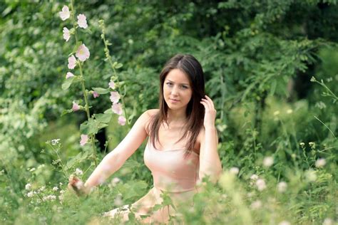 무료 이미지 자연 숲 잔디 사람 식물 소녀 여자 사진술 목초지 햇빛 꽃 초상화 모델 녹색 레이디 금발의 드레스 아름다움 삼림지 파란 눈