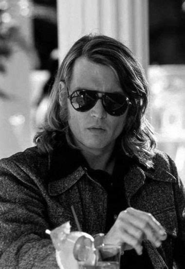 Blow filminde johnny depp'in canlandırdığı uyuşturucu satıcısı george jung, ünlü oyuncuyla bir araya geldi. Pin em Johnny Depp