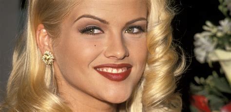 Anna Nicole Smith Height Weight Age Body Measurements