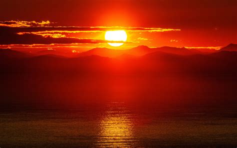 Fonds Décran Beau Coucher De Soleil Mer Montagnes Ciel Rouge